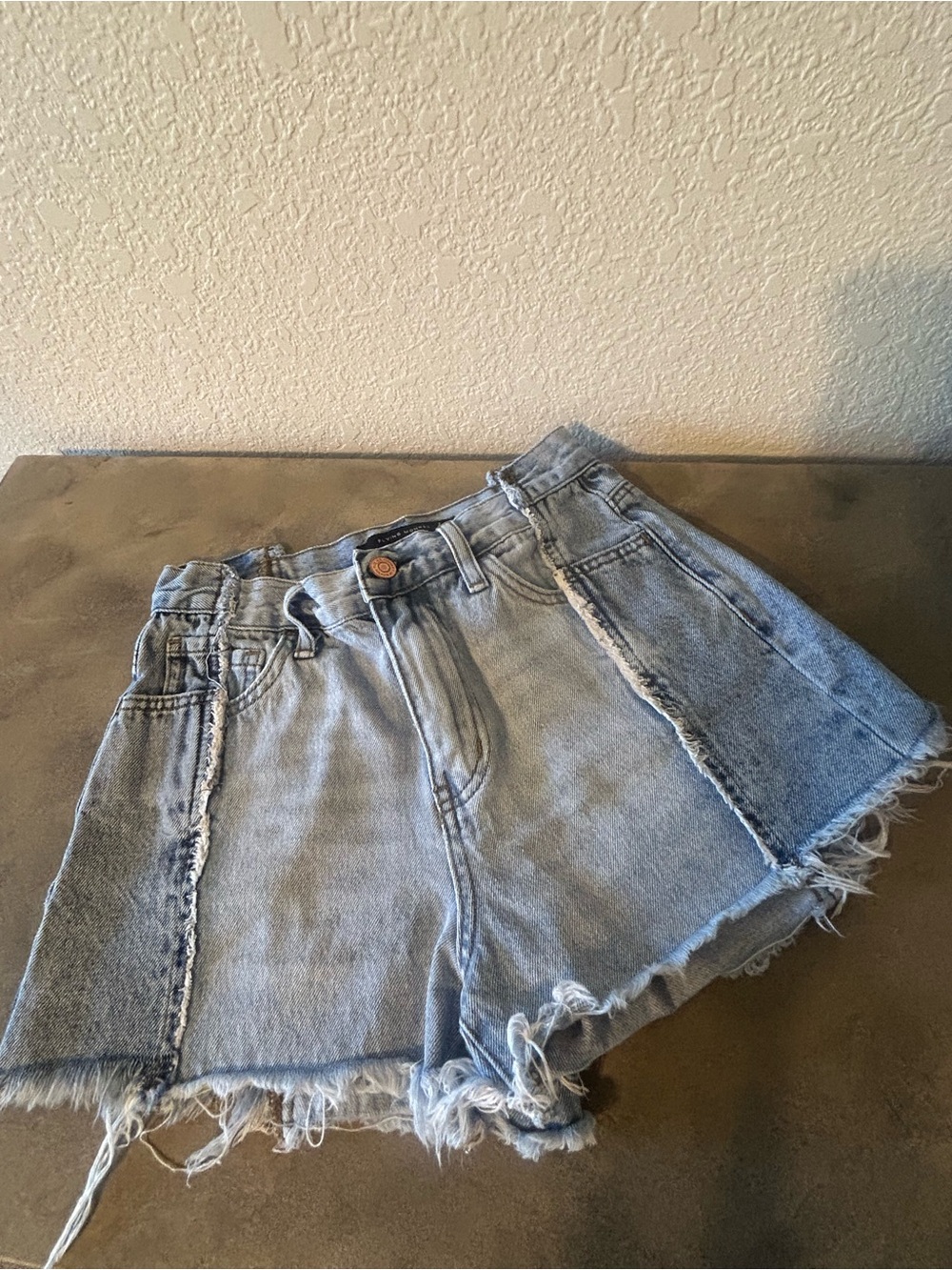 Flying Monkey women’s high rise two-tone raw hem denim shorts - size 24 (BY4330)
